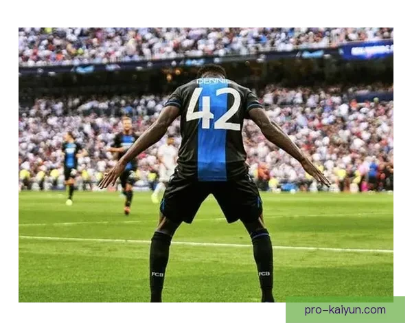 库尔图瓦庆祝动作的起源与其职业生涯中的关键时刻密切相关,展现了他的个性与自信。 库尔图瓦庆祝动作的起源与其职业生涯中的关键时刻密切相关,展现了他的个性与自信。